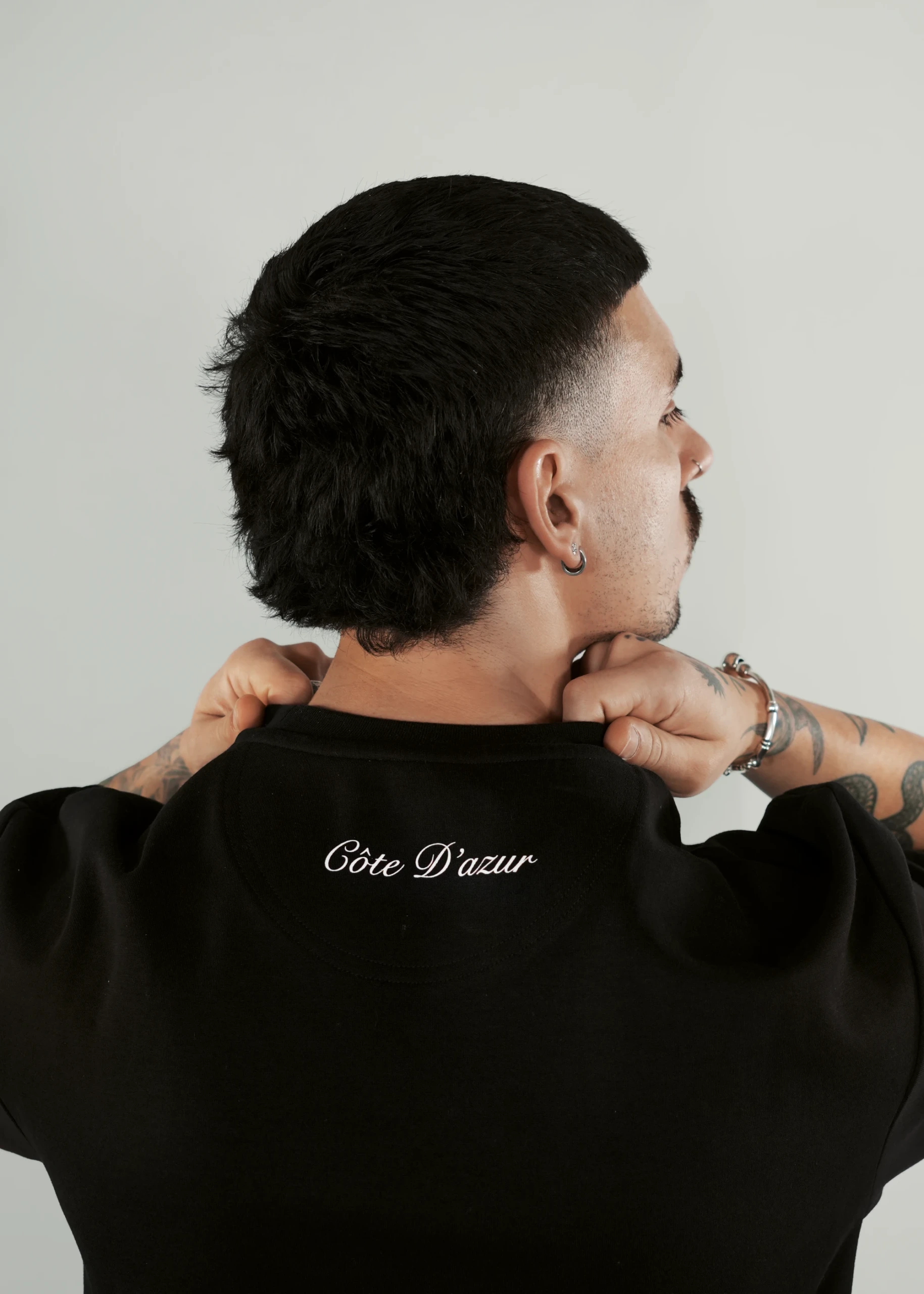 T SHIRT NOIR V1 F1 lifestyle